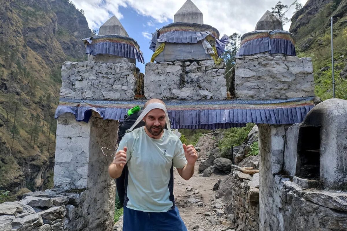 manaslu circuit solo vs guided trek